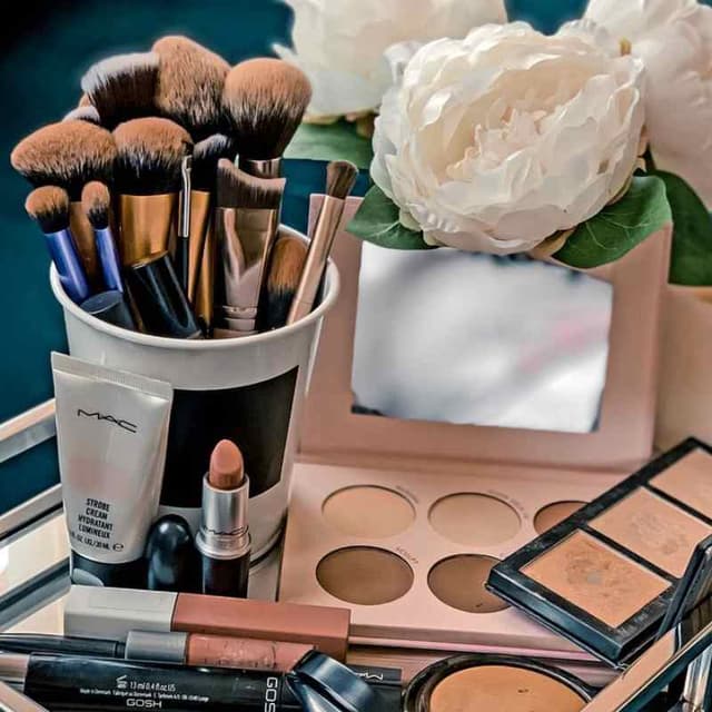 خدمات میکاپ و شینیون 