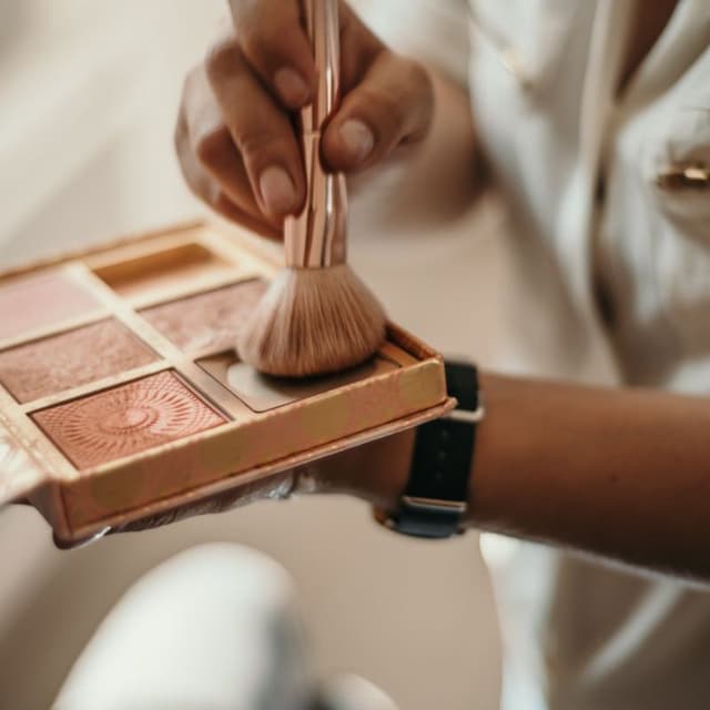 خدمات میکاپ و شینیون 